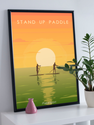 Stand up paddle plakat i sort ramme ovenpå reol