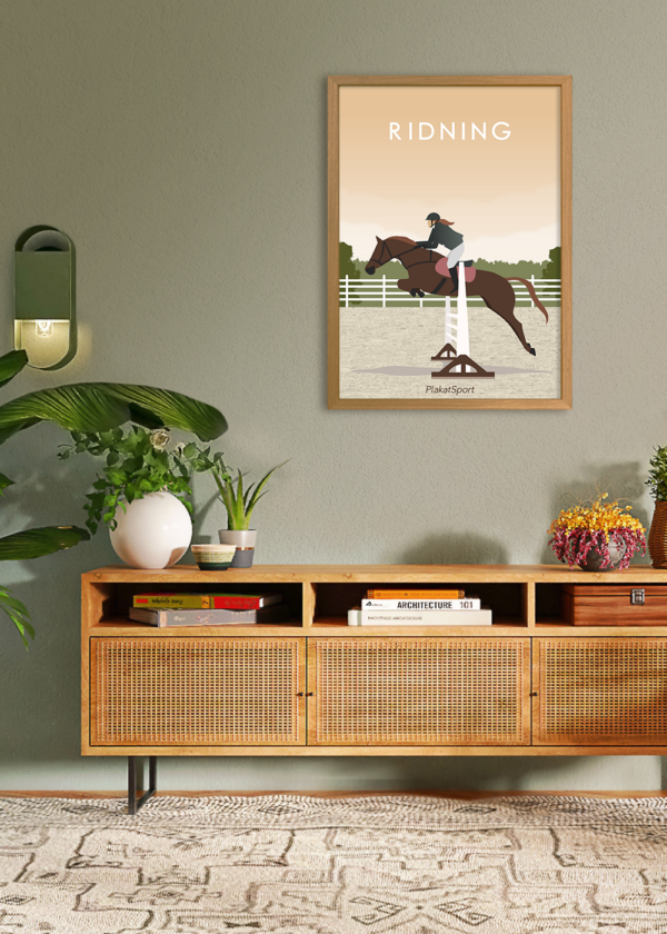 Ridning plakat i egetræsramme på væg over reol